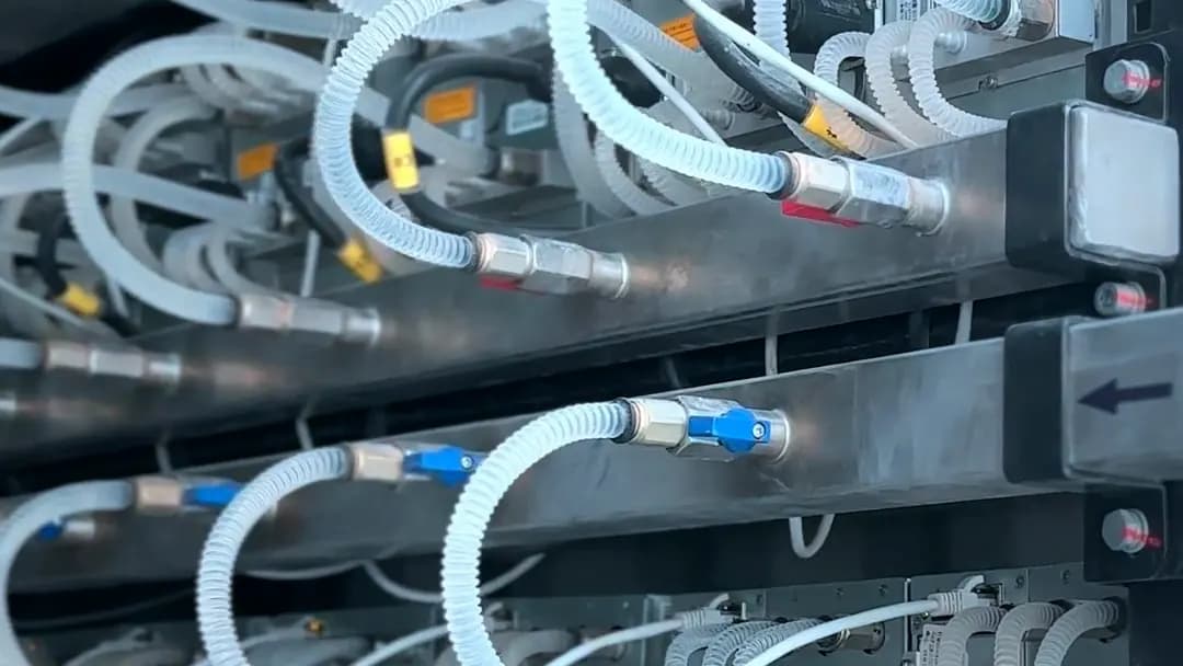قاعة استضافة فيها صفوف من أجهزة التعدين العاملة